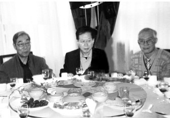 2010��11��15�գ��й������ִ���ѧ�ḱ�᳤��������ѧ���ڳ¹��ڣ��󣩣��й������ִ���ѧ��᳤���Ͽ���ѧ���������꣨�У��ͺ�����ͬ��רҵίԱ�Ḻ������ʤ���������ң���һ��