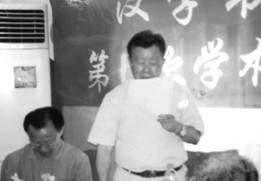 ���������񸱻᳤�ڱ�Ļʽ�Ͻ���