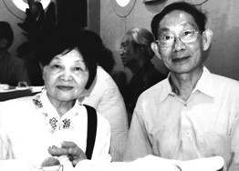 陈蔚松先生（右）和夫人在研讨会上