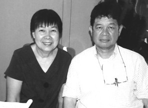 图为参加会议的李公燕教授（左）和先生����明